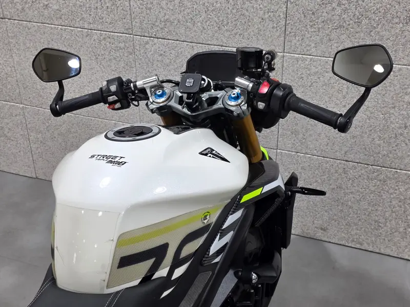 트라이엄프 스트리트 트리플765RS Moto2 에디션 썸네일 5