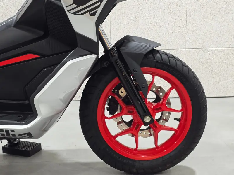 아프릴리아 SR GT125 썸네일 9